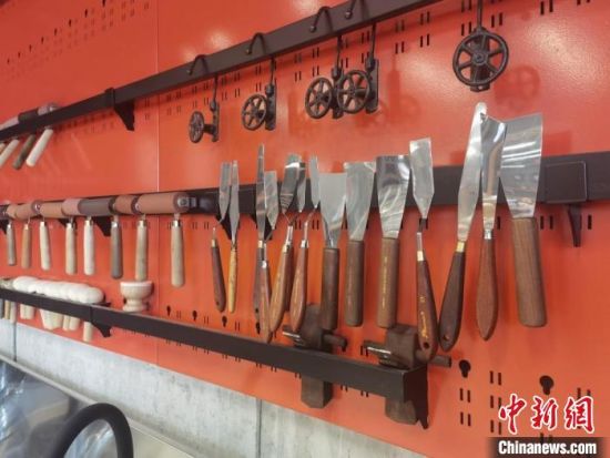 圖為徐晉林制作雕版敦煌壁畫所用工具?！￠Z姣 攝