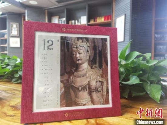 圖為徐晉林制作的敦煌題材的手工書《走進(jìn)沙漠敦煌——莫高窟與藏書票藝術(shù)》，深受讀者喜愛?！￠Z姣 攝