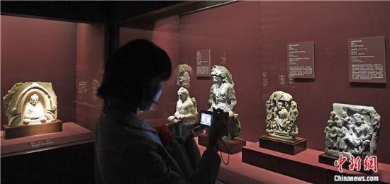 2018年8月，《平山郁夫的絲路世界——平山郁夫絲綢之路美術(shù)館文物展》在甘肅敦煌莫高窟開展。中新社記者 楊艷敏 攝