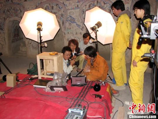 敦煌研究院與日本東京文化財研究所合作進行第285窟多光譜無損調(diào)查工作現(xiàn)場。中新社發(fā) 婁婕 供圖