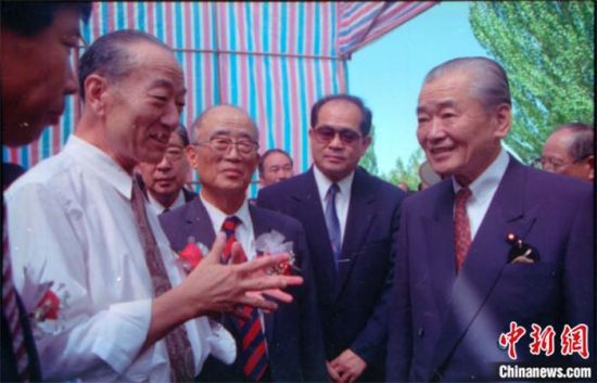 1994年8月，時任日本首相竹下登(右一)與時任敦煌研究院院長段文杰在莫高窟親切交談。中新社發(fā) 婁婕 供圖