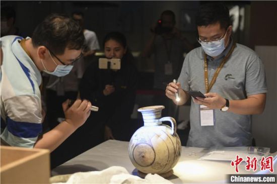 2020年6月，在長沙博物館舉行“從地中海到中國：絲路寶藏——平山郁夫絲綢之路美術(shù)館藏文物展”前，專家開箱鑒定文物。中新社記者 楊華峰 攝