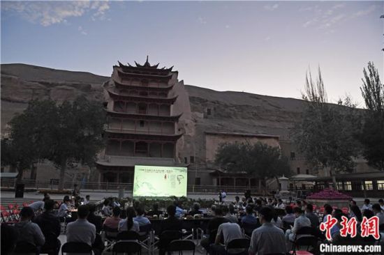 2018年8月，在敦煌莫高窟標志性建筑“九層樓”前，《回顧平山郁夫先生的貢獻》座談會舉行。來自中日兩國的專家、學(xué)者共同懷念這位情系敦煌數(shù)十載的繪畫巨匠、中日友好的文化使者、世界文化遺產(chǎn)的守護者。中新社記者 楊艷敏 攝