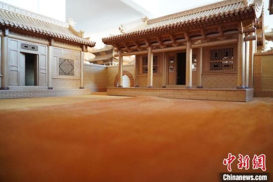 圖為微縮建筑蘭州四合院內(nèi)部結(jié)構(gòu)。　九美旦增 　攝