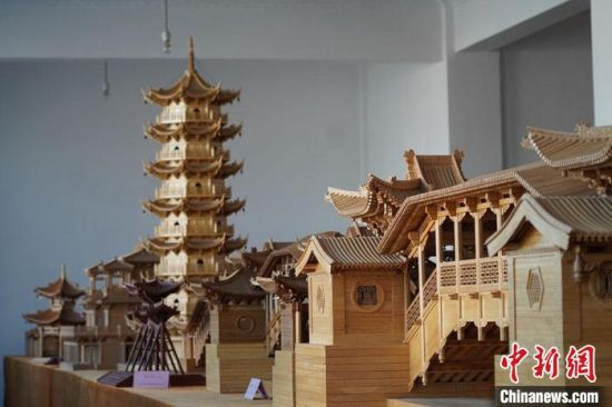圖為古建筑模型制作技藝傳習(xí)所展廳內(nèi)的微縮古建筑作品?！【琶赖┰?　攝