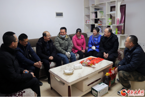 甘肅省委網(wǎng)信辦到文縣定點(diǎn)幫扶村開展送溫暖走訪慰問活動