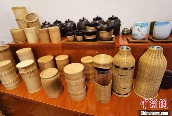 圖為展陳的一件件精致可愛(ài)的竹編農(nóng)具工藝品。　馮志軍 攝