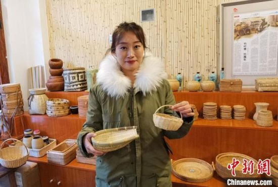 40多種精小玲瓏、純手工制作的新型盛食容器、居家工藝品等，每一件都令人愛(ài)不釋手?！●T志軍 攝