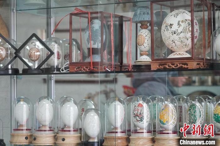 圖為吳義澤收藏柜內的蛋雕作品?！【琶赖ぴ?攝