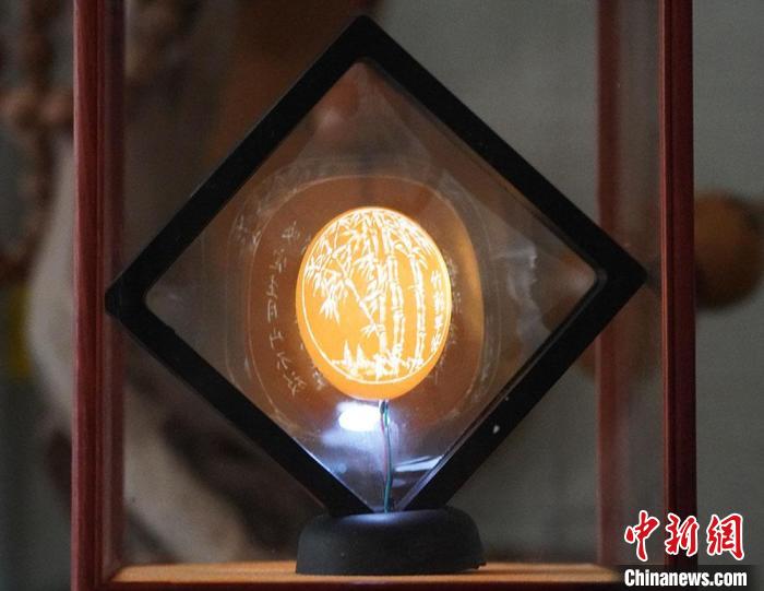 圖為吳義澤新包裝給蛋雕呈現(xiàn)立體感?！【琶赖ぴ?攝