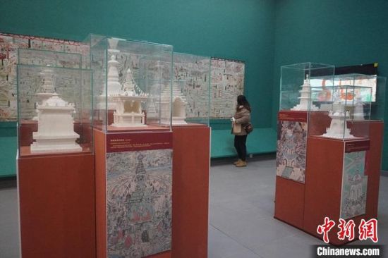 圖為觀(guān)眾欣賞數(shù)字復(fù)制壁畫(huà)?！【琶赖┰?攝