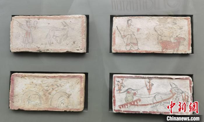 圖為嘉峪關(guān)長城博物館館藏文物魏晉墓彩繪畫像磚中豐富多彩的古代農(nóng)牧業(yè)生產(chǎn)活動(dòng)。(資料圖) 丁思 攝