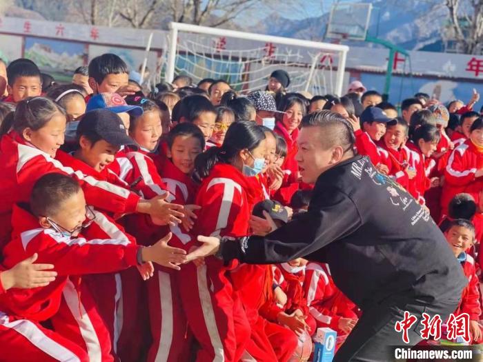 1月初，第五屆“街舞進(jìn)藏鄉(xiāng)”公益助學(xué)活動(dòng)在甘肅甘南結(jié)束，旨在讓藏族學(xué)子感受到街舞魅力。　陳善雄 攝