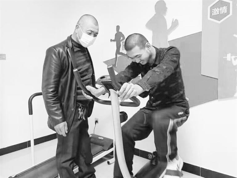 父愛如山！張掖高臺殘疾父親悉心照顧殘疾兒子20余年