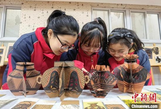 圖為學(xué)生用紙創(chuàng)作的立體彩陶。　劉玉桃 攝