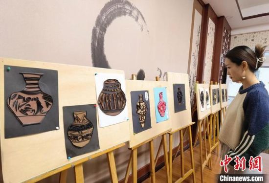 圖為學(xué)生用衍紙材料制作的彩陶紋飾?！⒂裉?攝