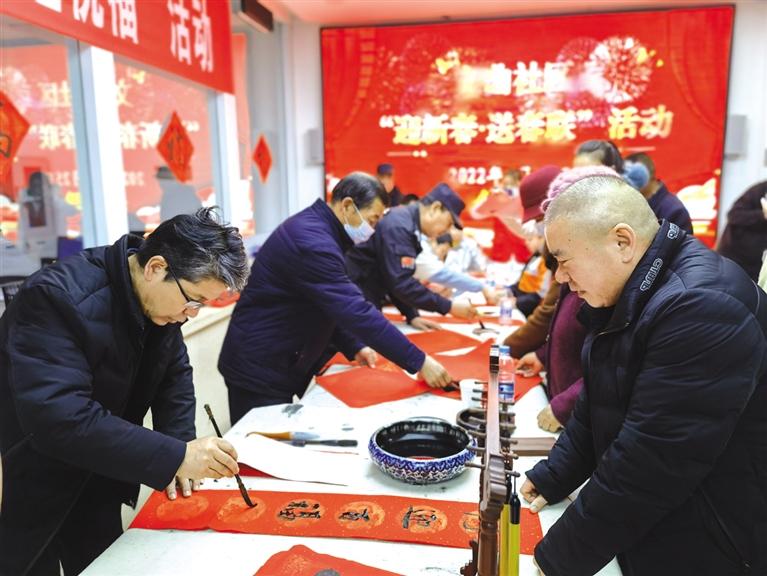 蘭州新區(qū)開展“墨香四溢送春聯(lián)·情暖文曲送祝?！被顒?>
        </a><em>蘭州新區(qū)開展“墨香四溢送春聯(lián)·情暖文曲送祝福”活動</em></li>
    <li><a  target=