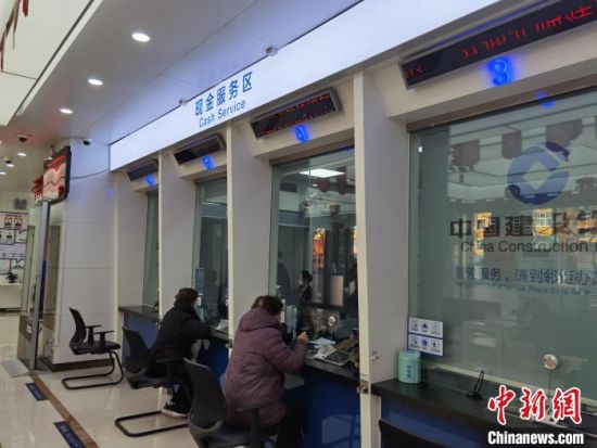 圖為蘭州市民在銀行兌換新鈔?！⌒煅?攝