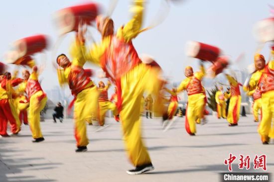 2019年2月19日，演員在黃河岸邊的蘭州水車博覽園內進行太平鼓表演，歡慶元宵佳節(jié)。(資料圖) 　楊艷敏 攝