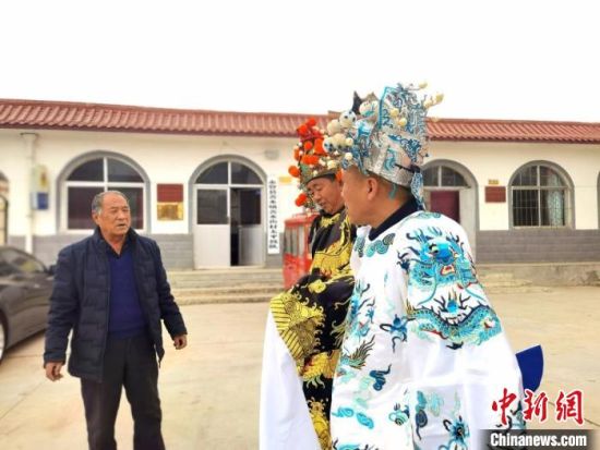 圖為69歲的“苦水高高蹺”國家級(jí)傳承人巨海全(左一)，叮囑徒弟們高高蹺練習(xí)技巧要領(lǐng)。　閆姣 攝