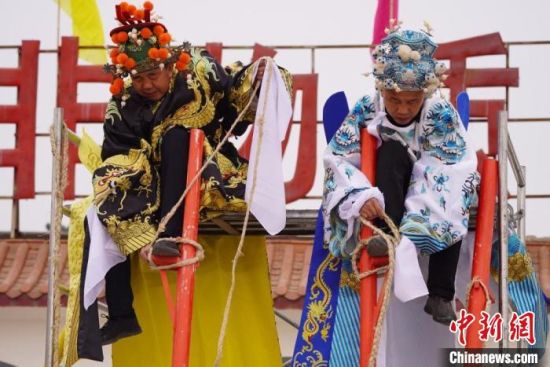 圖為“苦水高高蹺”表演者通過麻繩將腳固定在腳踏板，并在腿部纏繞六七圈。　九美旦增 攝