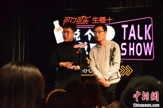 圖為脫口秀演員搭檔表演?！钅?攝