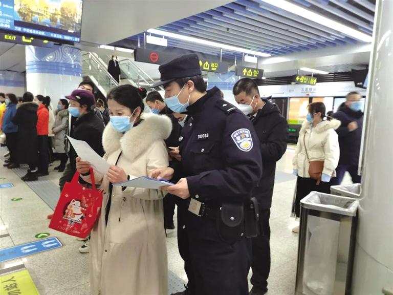 講解詐騙套路 普及“斷卡”常識 蘭州城關公安分局、交通治安分局聯(lián)合反詐宣傳進地鐵