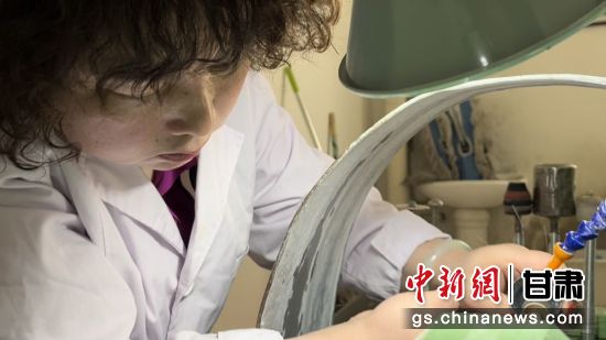 夜光杯制作學徒謝小琴坦言，雖工作枯燥，但是能夠掌握國家級非遺技藝是很自豪的。王牧雨 攝