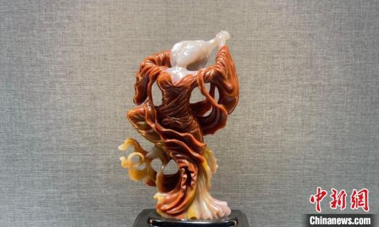 圖為翩然起舞的飛天玉雕?！「攥?攝