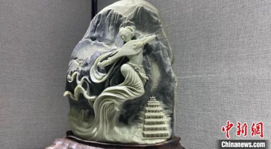 圖為李學(xué)平的玉雕作品?！「攥?攝