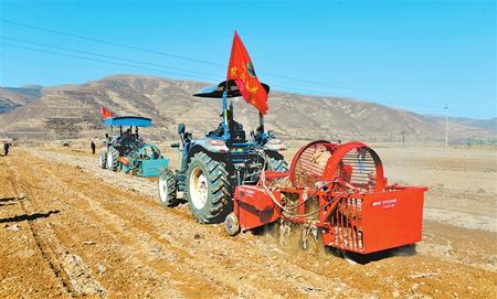 定西市隴西縣17個鄉(xiāng)鎮(zhèn)的農(nóng)機合作社、農(nóng)機手參加了農(nóng)機技能比賽和培訓(xùn)