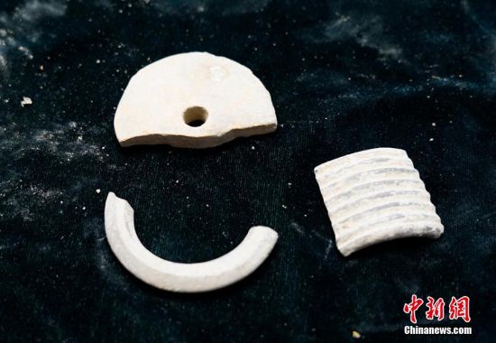 圖為靜寧縣賈河鄉(xiāng)竇坪村出土的佩飾。 夏劍鋒 攝