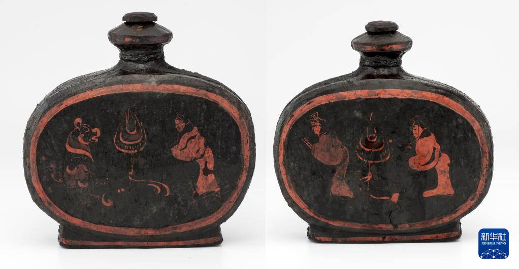 湖北云夢縣鄭家湖戰(zhàn)國秦漢墓地出土扁壺（資料圖）。