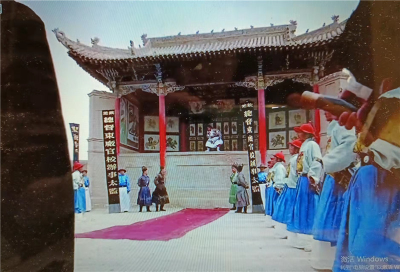 電影《新龍門(mén)客?！菲^之關(guān)城清代戲臺(tái)特寫(xiě)