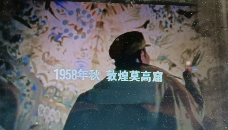 電影《橫空出世》中李雪健飾演的核試驗(yàn)基地司令員參觀(guān)莫高窟