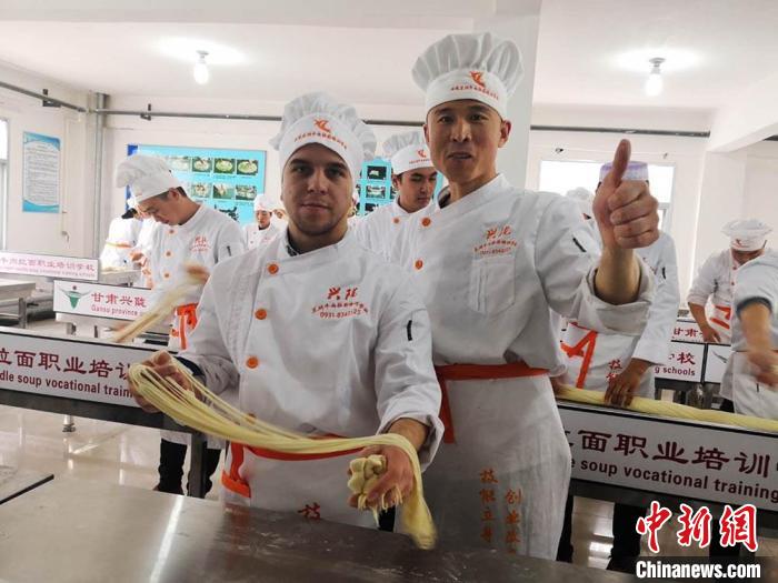 圖為外國(guó)留學(xué)生學(xué)習(xí)牛肉面的制作。(資料圖) 史靜靜 攝