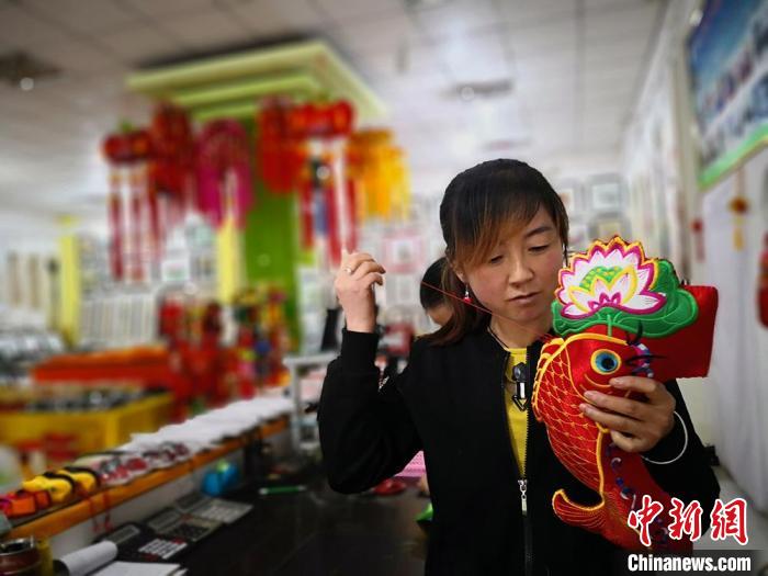 圖為“非遺”產(chǎn)品展示。(資料圖) 魏建軍 攝