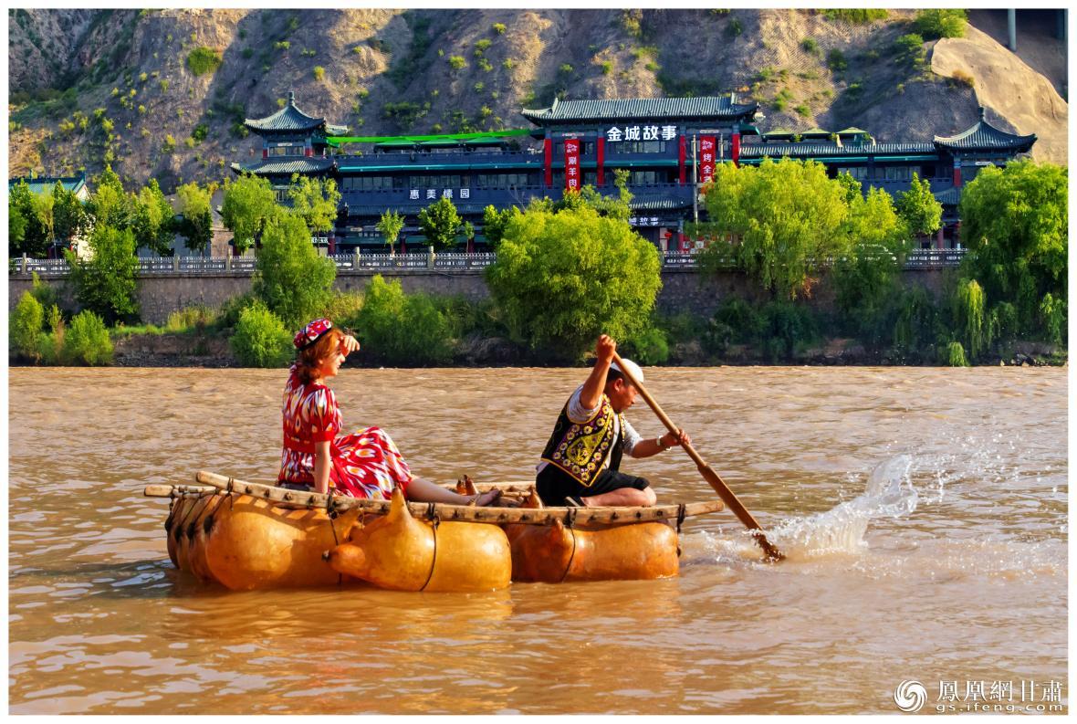 筏子客揮動著劈波斬浪的船槳，槳聲中混搭著風聲、水聲和男女對歌的花兒聲。蘭州市文旅局供圖