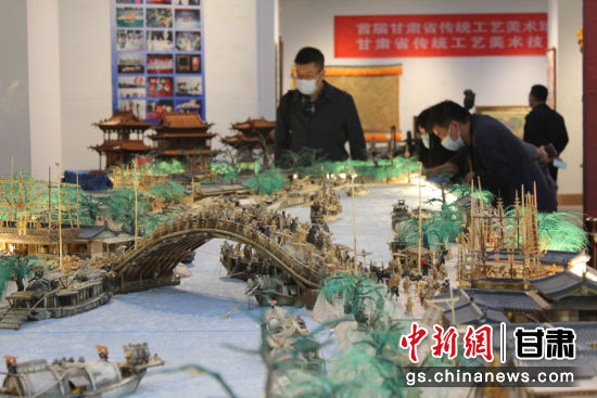 圖為參評作品牦牛角立體微雕“清明上河圖”。徐雪 攝