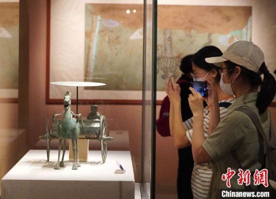 圖為參觀者參觀“大道攸歸：五涼文化展”展陳文物?！【琶赖┰?攝