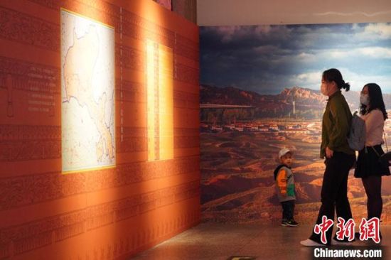 圖為參觀者參觀“大道攸歸：五涼文化展”展陳文物?！【琶赖┰?攝