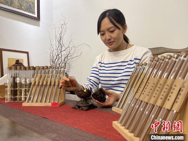 圖為魯雯展示燃香禮儀?！「攥?攝