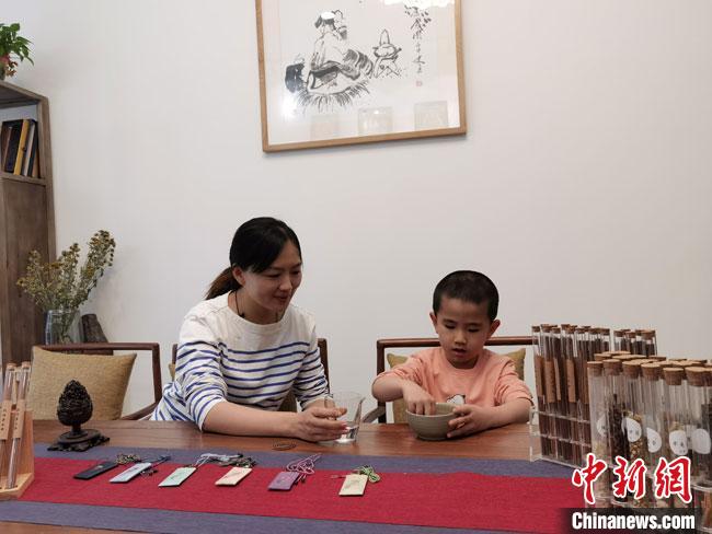 圖為魯雯為小學(xué)員授課和培訓(xùn)?！●T志軍 攝