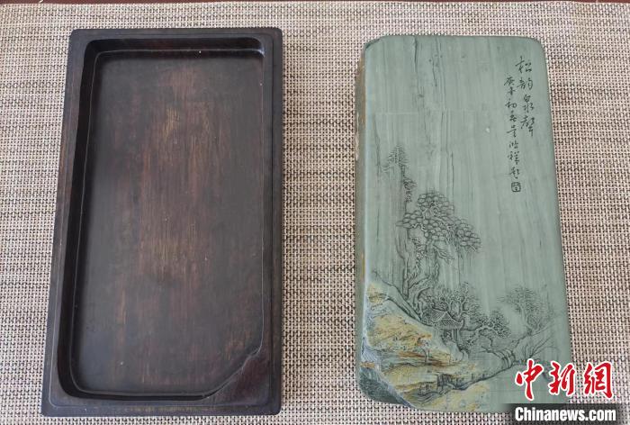 圖為甘肅甘南州洮硯藝人為提升洮硯文化內(nèi)涵，制作“一盒一拓”成品展示。(資料圖) 張婧 攝