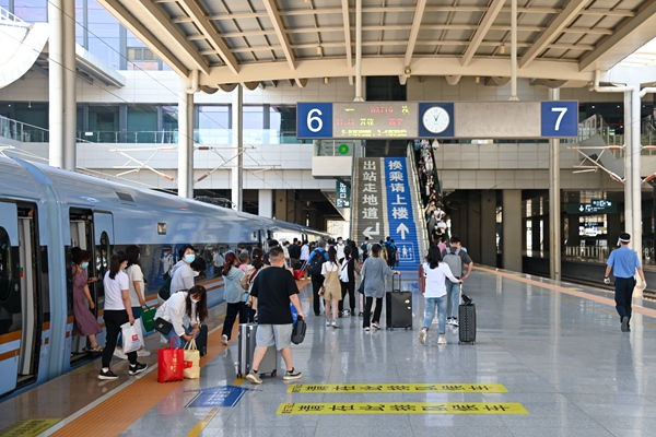 暑運大幕開啟。蘭州鐵路局供圖