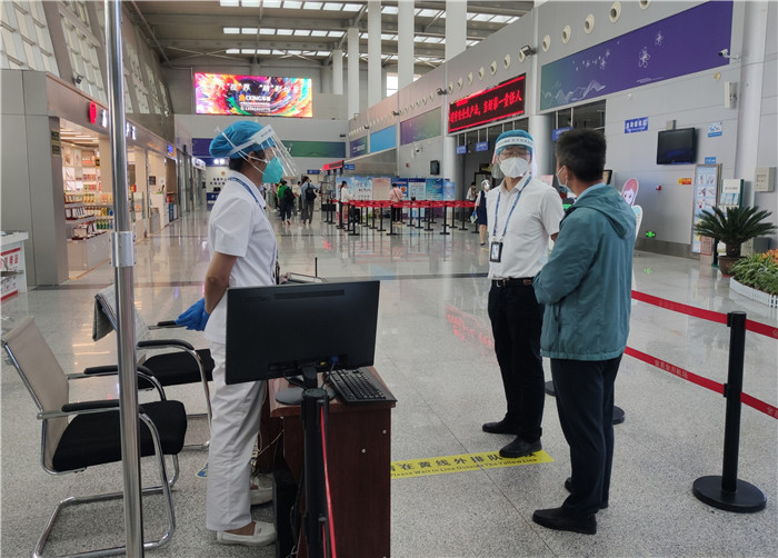 7月15日，金昌市金川區(qū)紀委監(jiān)委駐區(qū)委政法委紀檢監(jiān)察組在金昌機場監(jiān)督檢查疫情防控措施落實情況。王曉梅攝.jpg