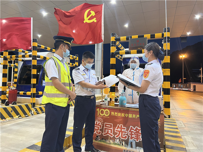 7月16日，甘肅省公航旅渭武高速運營公司紀檢監(jiān)察干部深入宕昌西收費站督查疫情防控措施落實情況。陳強 攝.jpg