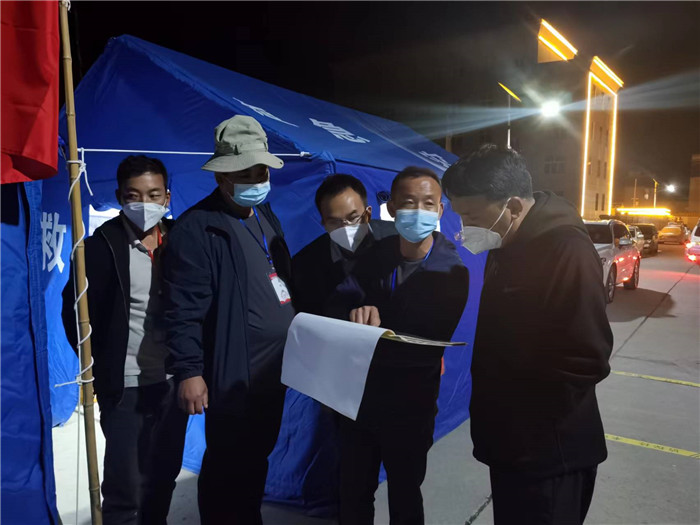 7月19日，甘南州瑪曲縣紀委監(jiān)委督查組在德吉小區(qū)卡點督導(dǎo)疫情防控工作。仲海濤 攝.jpg