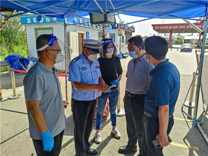 張掖市紀委監(jiān)委監(jiān)督檢查組在連霍高速出口督查疫情防控工作。.jpg