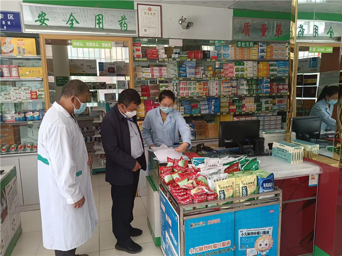 甘南州合作市紀委監(jiān)委第一督查組在合作市世紀大藥房進行督查檢查。.jpg